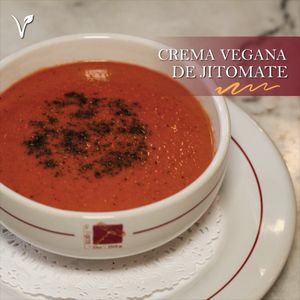 Crema vegana de jitomate rostizado, hierbas de Provenza, fondo de verduras y crema vegetal de semillas.
 at La Route Des Vins - Huexotitla in Puebla