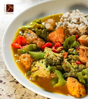 Estofado de pollo al curry con setas, acompañado de verduras y arroz salvaje para los que se atreven a probar cosas nuevas.
 at La Route Des Vins - Huexotitla in Puebla