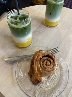 Iced mango matcha latte & cinnamon roll  at Oats Day Long in Brussels