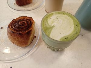 Cinnamon roll and matcha at Oats Day Long in Brussels