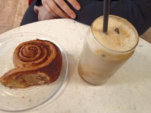 Cinnamon roll and latte at Oats Day Long in Brussels
