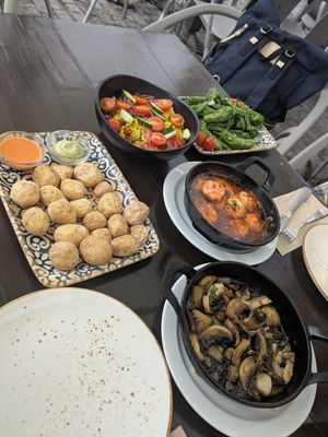 A few vegan tapas: garlic mushrooms, local potatoes, pedron pepper and Lebanese salad. [prawns of course are non vegan - was sharing with a nonveg friend ] at Hesperides in Lanzarote