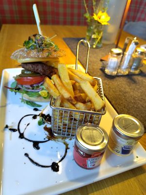 No Beef No Cheese Burger mit Pommes at Hotel & Restaurant Waldblick in Pulsnitz