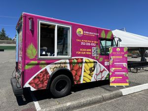 The hard-to-miss food cart  at Sunn Health Bar in Enumclaw