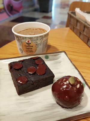 Brownie with "Coffee Latte" vegan ice-cream and a surprise vegan ball (23,30 RM) at Sala - Berjaya Times Square in Kuala Lumpur