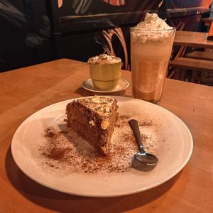Torta de zanahoria, Frappuccino & Cappuccino (Vegan) ☕🧋🍰🌱 at Anatolio Café in Cali
