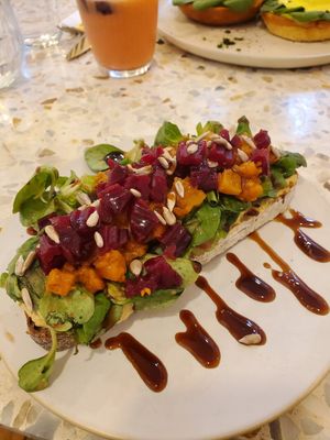 vegane Red Autumn Stulle mit gebackenem Kürbis, Roter Beete, Hummus und Balsamico at Yollie - the Popice Café in Karlsruhe