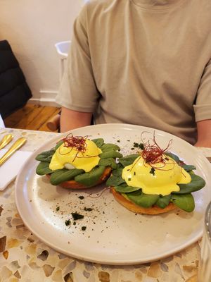 Eggs Benedict mit Babyspinat at Yollie - the Popice Café in Karlsruhe
