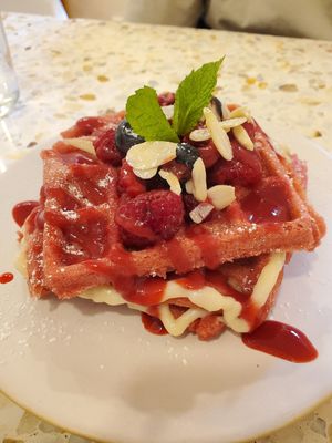 vegane Waffeln mit Erdbeer-Himbeersauce und veganer Vanillesauce at Yollie - the Popice Café in Karlsruhe