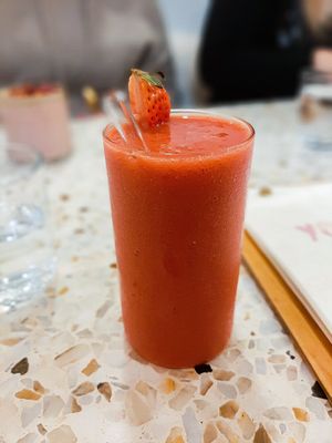 Berry Smoothie at Yollie - the Popice Café in Karlsruhe