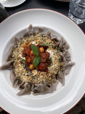 Die Auswahl ist super vielfältig alles dabei für ein kleines gesundes optionales glutenfreies Frühstück bis zum deftigen leckeren Mittagessen und fantastischen Desserts!   at Vegan Dükkan Lokanta - The Eatery in Istanbul