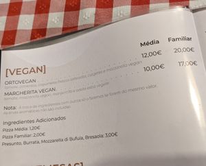 Two vegan pizzas at Pizzaria Di Pappi in Esposende