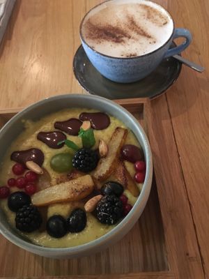 herbst (autumn) porridge with oat milky chai latte at Yamm in Vienna