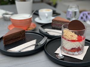 Zotter Sachertorte und vegane Frischkäsecreme mit Erdbeer  at Yamm in Vienna