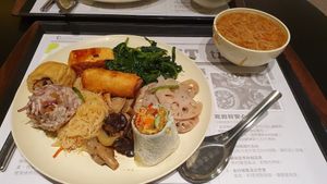 Buffet choices with mee sua at Minder Vegetarian 明德素食 - Q Square Mall in Taipei