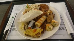 Another day at Minder restaurant with a plate full of yummy vege foods! :D at Minder Vegetarian 明德素食 - Q Square Mall in Taipei