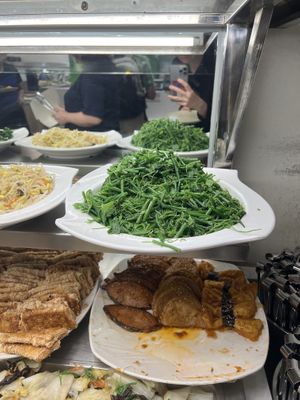 Buffet options  at Minder Vegetarian 明德素食 - Q Square Mall in Taipei