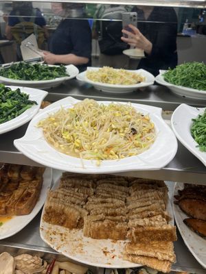 Buffet options  at Minder Vegetarian 明德素食 - Q Square Mall in Taipei