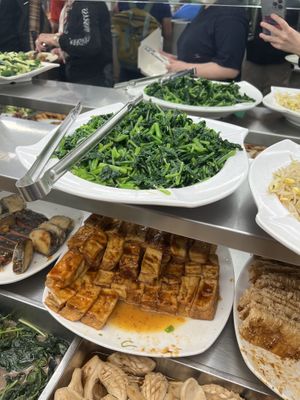 Buffet options  at Minder Vegetarian 明德素食 - Q Square Mall in Taipei
