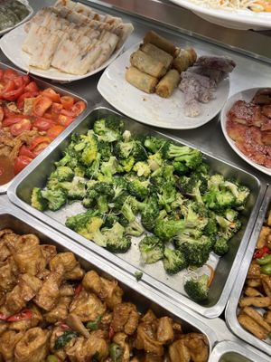 Buffet options  at Minder Vegetarian 明德素食 - Q Square Mall in Taipei