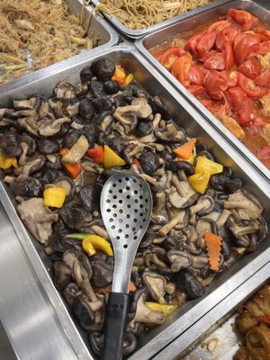 Buffet options  at Minder Vegetarian 明德素食 - Q Square Mall in Taipei