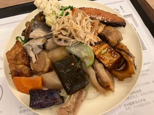 Always a good selection at Minder Vegetarian 明德素食 - Q Square Mall in Taipei