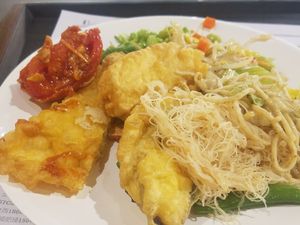 various foods from buffet (noodles and such) at Minder Vegetarian 明德素食 - Q Square Mall in Taipei
