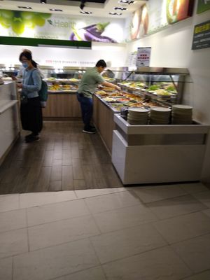 Self service buffet at Minder Vegetarian 明德素食 - Q Square Mall in Taipei