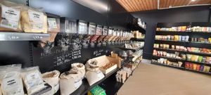 frutos secos e leguminosas a granel at Mercearia Bio Café Lagos in Lagos