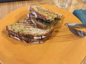 The Garibaldi: spinach and lentil hummus plus sliced mushrooms and toasted hazelnuts  at Ubuntu - Cantine Zéro Déchet in Lyon