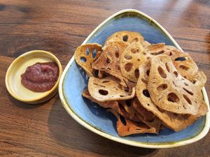 Balsamic lotus chips with onion chutney at Késarum in Southampton