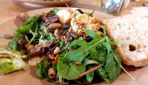 Salat mit mediterranem Gemüse und Körnern at m|a in Berlin