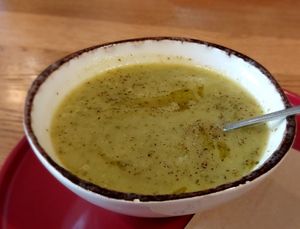 Zucchini-Limetten-Suppe at m|a in Berlin
