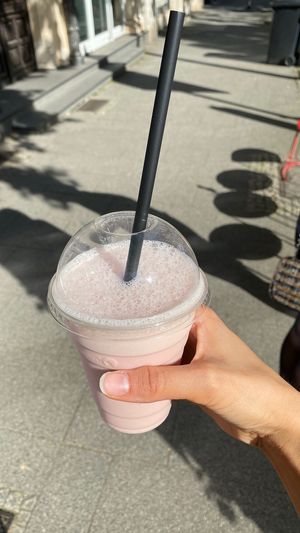 Erdbeermilchshake mit Hafermilch  at Coccola in Wiesbaden