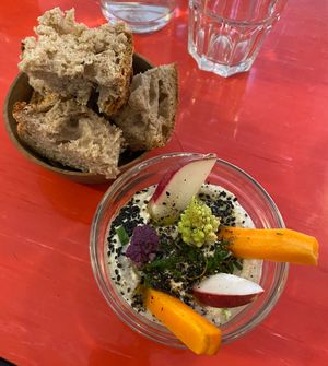 Hummus & bread as starter at Mariposas in Marseille