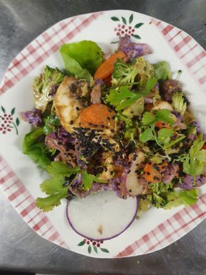 Salade crue sauce tahini at Mariposas in Marseille