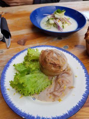 Cake aux poireaux et sauce "gorgonzola", et ceviche de courgettes, lait de coco, gingembre, coriandre et oignons rouges at Mariposas in Marseille