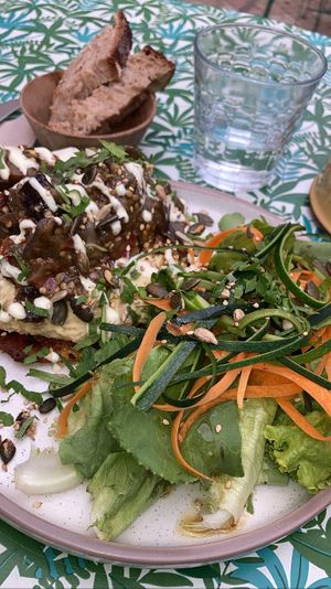 Galette de maïs, aubergine, houmous sauce végétal et graines avec une salade de carottes et de courgettes   at Mariposas in Marseille