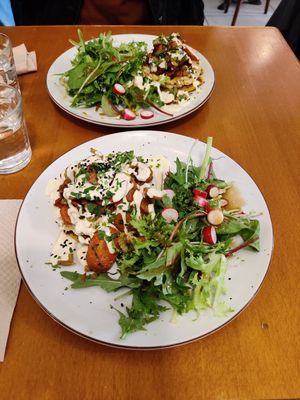 Hoofdgerecht met aardappel mais galette at Mariposas in Marseille