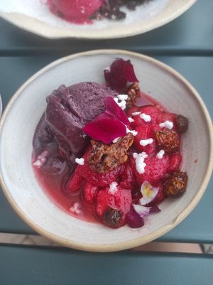 Acai bowl at Mariposas in Marseille