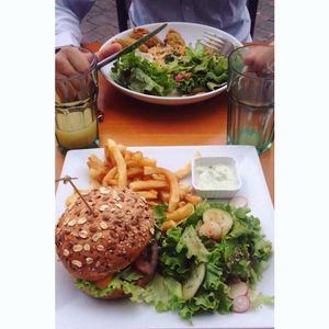 Super resto 100% vegan dans Marseille, sur le cours julien qui est un très bel endroit. Prix très abordable, 5-6 choix de plats dispo et 3 desserts. Je recommande le burger!

Really cool 100% vegan restaurant, on the Cours julie which is a beautiful place. Cool price, good food! Test the burger at Mariposas in Marseille