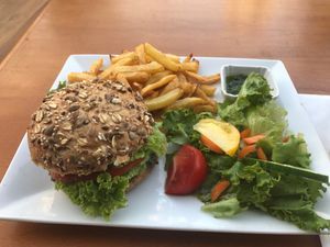 veggie burger at Mariposas in Marseille