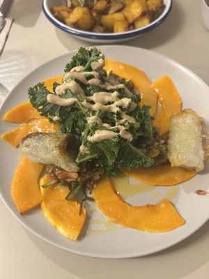 Plat potimarron et chou kale avec nems de poireaux  at Mariposas in Marseille