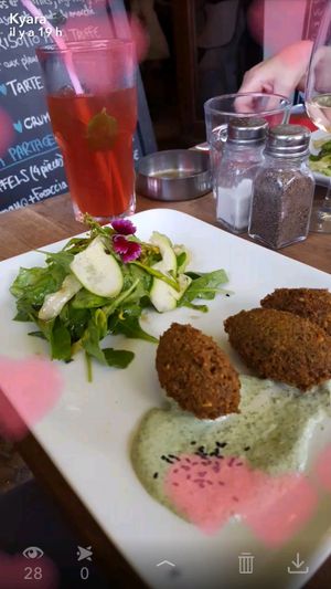 Falafels à tomber! Pois chiche et fèves + pesto de roquette et de menthe  at Mariposas in Marseille