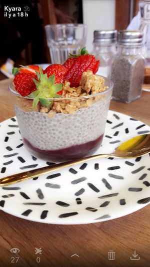 dessert au lait d'avoine, graine de chia, coulis de framboise, granola et fraises fraîches  at Mariposas in Marseille