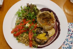 Pastilla riche aux patates douces et pâte à dattes, salade de blé vert fumé at Mariposas in Marseille