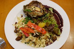 Pépinette des Alpes, demi-artichaut à depiauter, topinambours caramelisés au vin blanc et huile truffé at Mariposas in Marseille
