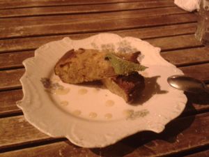 Vegan cinnamon cake at Mariposas in Marseille