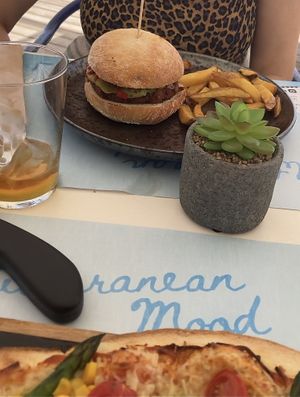 Veganer Burger mit Guacamole und Pommes Frites!   at Blue Bar Beach Club in Calella