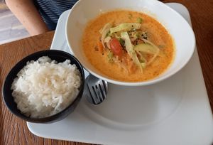 Rotes Thai Curry mit Tofu und Reis at Konoha in Furth